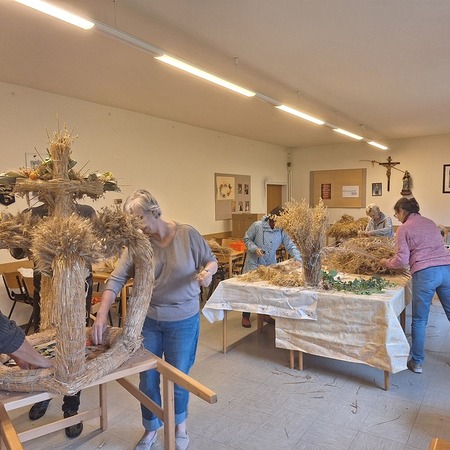 fleißige Helfer beim Schmücken