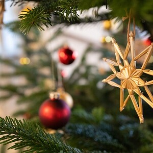 Weihnachten – ein Fest der Freude und des Lichts Weihnachten ist die Zeit, in der die Welt strahlt, die