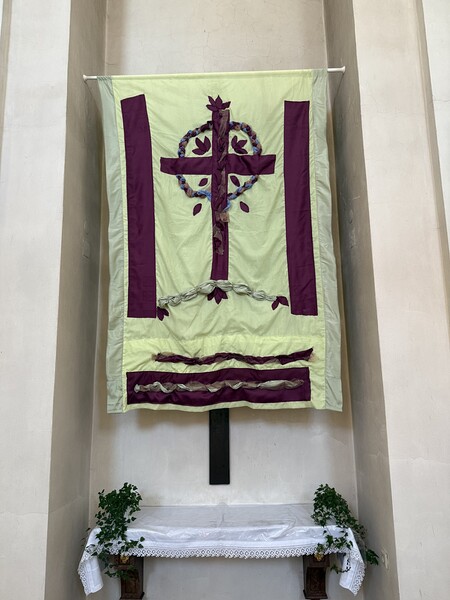 Ein eigenes Fastentuch schmückt die Kirche in Langenlebarn