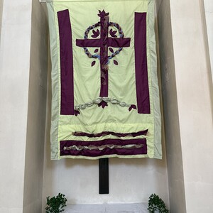 Ein eigenes Fastentuch schmückt die Kirche in Langenlebarn