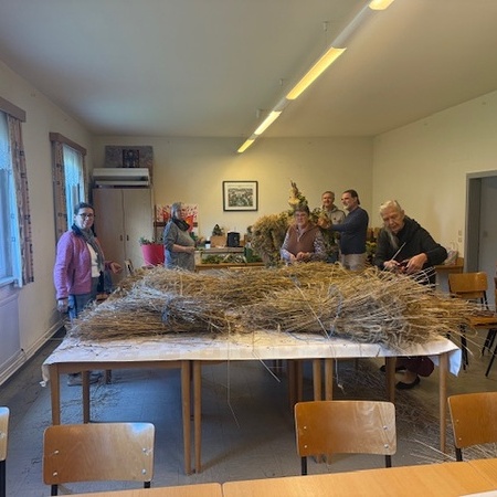 fleißige Helfer beim Binden der Erntekrone